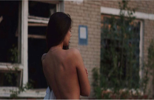 Çernobil'de iç çamaşırlı fotoğrafı tepki almıştı! Tepkilere üstsüz fotoğrafla cevap verdi