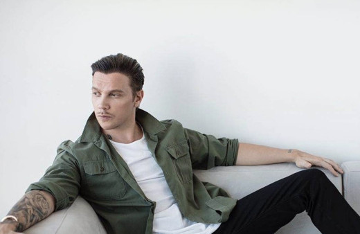 Sinan Akçıl kaç yaşında aslen nereli kiminle evli eşi Burcu Kıratlı kimdir?