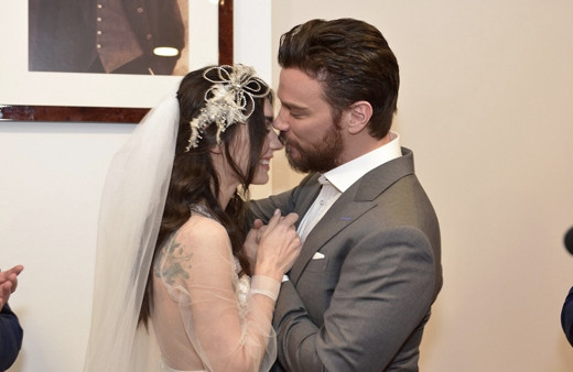 Sinan Akçıl kimdir kiminle evli karısı Burcu Kıratlı yaşı kaç?