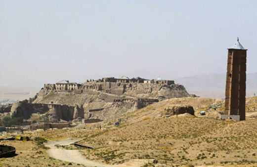 Gazne'de tarihi kule çöktü çökme anı kameralara böyle yansıdı