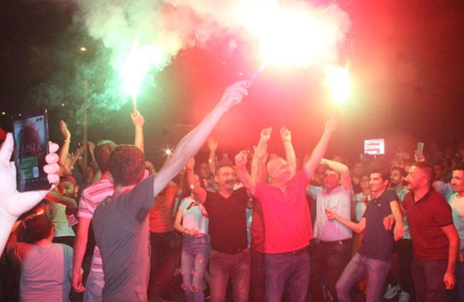 Tahdit kararı sonrası İBB binası önünde taksi ve minibüsçülerden coşkulu kutlama