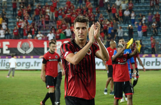 Galatasaray 22'lik stoper Mert Çetin'in peşinde