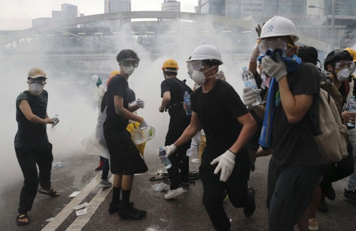 Hong Kong'da zanlıların Çin'e iadesiyle ilgili düzenleme askıya alındı