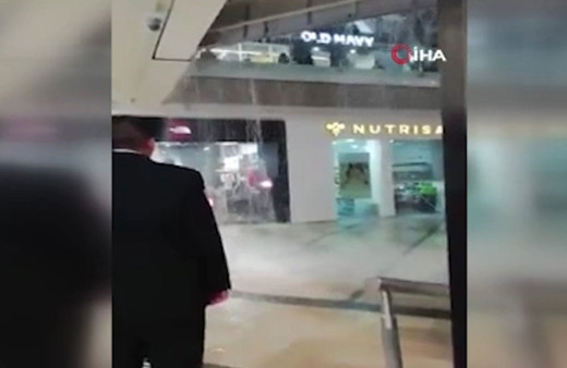 AVM içinde yağmur şaşkınlığı