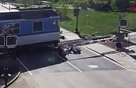 Hemzemin geçitte kaza yapan yaşlı adamın hayatını kurtardı