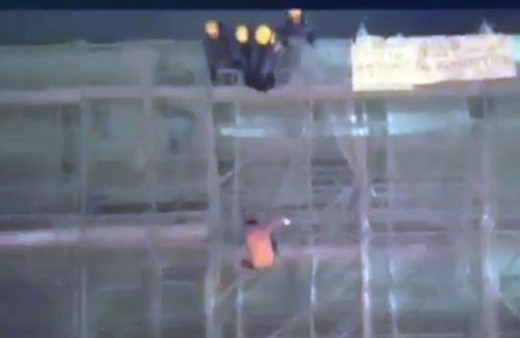 Hong Kong’da pankart asarken ölen göstericinin düşme anı