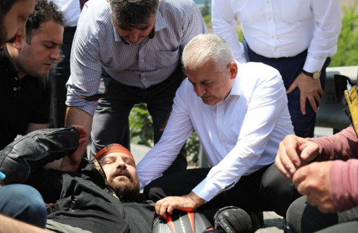Binali Yıldırım kaza yapan motosiklet sürücüsünün yardımına koştu