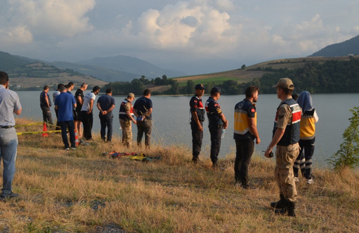 Samsun'da bir kişi otomobilini baraj gölüne sürdü