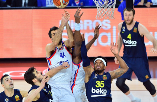 Anadolu Efes şampiyonluk kapısını araladı