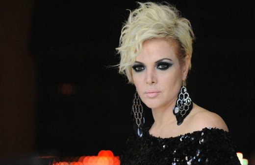 Ünlü şarkıcı Fulden Uras kelebek hastası çocukları izlerken duygulandı