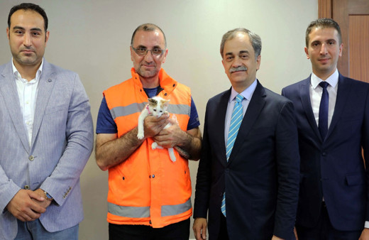 Yavru kediyi suni teneffüsle kurtaran belediye işçisi ödüllendirildi