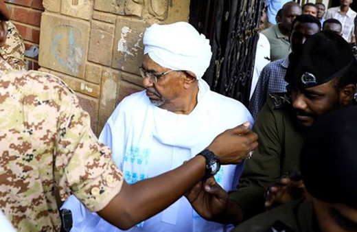 Sudan'ın devrik lideri Ömer el Beşir darbeden sonra ilk kez görüntülendi