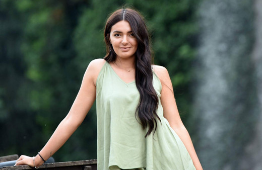 Karadeniz'in minik kuşu Seren Uzun hem güzelliği hem de sesi ile dikkat çekiyor