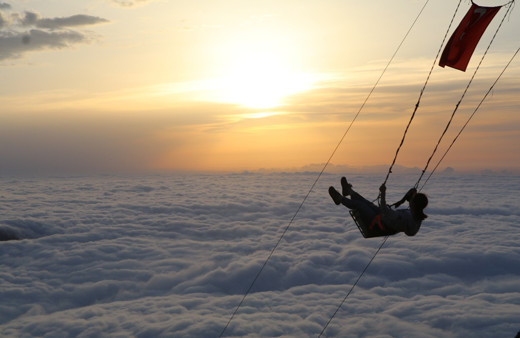 Rize'nin Huser Yaylası'nda bulutların üzerinde salıncak keyfi için sıraya giriyorlar
