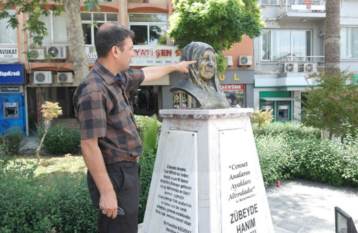 Mersin Tarsus’ta Zübeyde Hanım büstündeki gözlüğü çaldılar