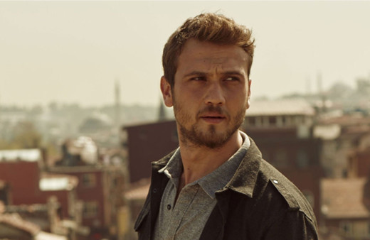 Çukur'un yıldızından yeni proje için yeni imaj! Aras Bulut İynemli dikkatleri üzerine çekti