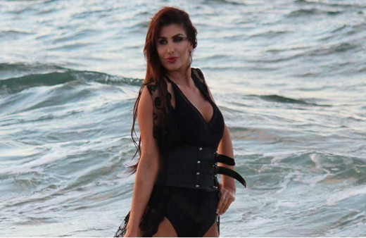 Podyumda kalçasını açmasını olay olmuştu! Şarkıcı Hatice'nin topuklu ve bikinili kombini