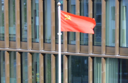 İsveç'te bir belediye binasına Sovyetler Birliği bayrağı astılar