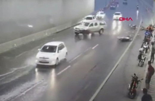 Yağmur sebebiyle sığındıkları tünelde cip çarptı