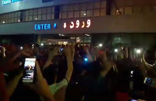 Teknik direktör Mustafa Denizli'ye İran'da coşkulu karşılama