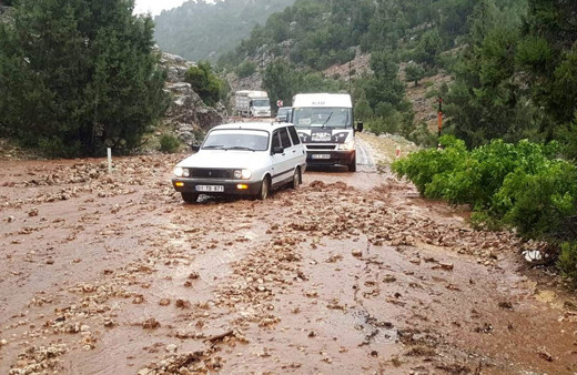 Silifke'de selde yollar çöktü