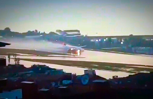 Trabzon'da şiddetli yağış sonrası göle dönen piste uçak böyle indi