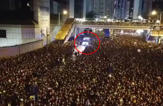 Yüz binlerce kişi bir olup gelen ambulansa yolu böyle açtı