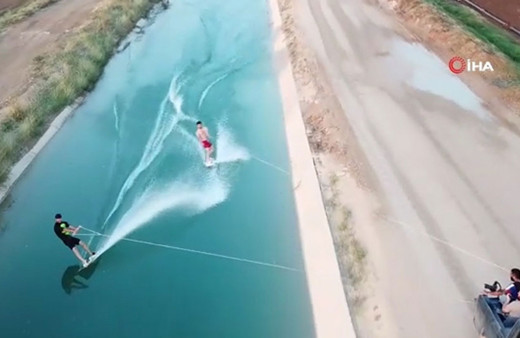 Sulama kanalında yaptıkları "sörf" ilginç anlara sahne oldu