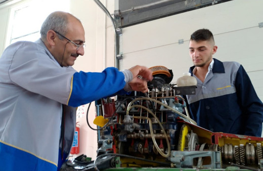 Kütahyalı vatandaş oğlu ile aynı liseden mezun oldu