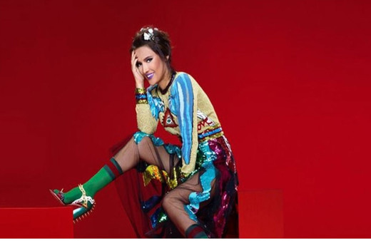 Yasakları deldi! Demet Akalın'ın mini eteği Okan Kurt'u kızdıracak!