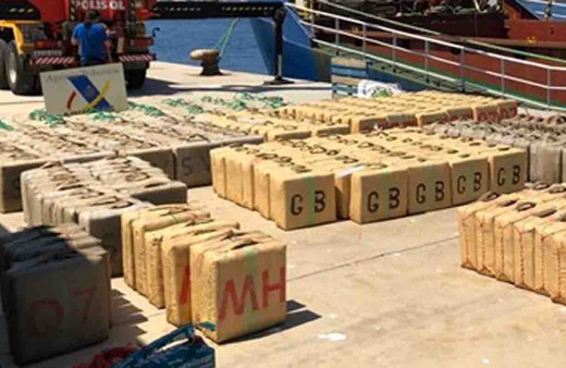 Emniyet uluslararası sulardaki başarısı 12 ton esrar yakalattı