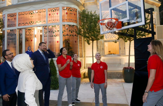 Emine Erdoğan basketi attı hediyeyi kaptı