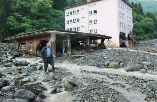 Trabzon'da sel sonrası evlerine ilk kez geldiler