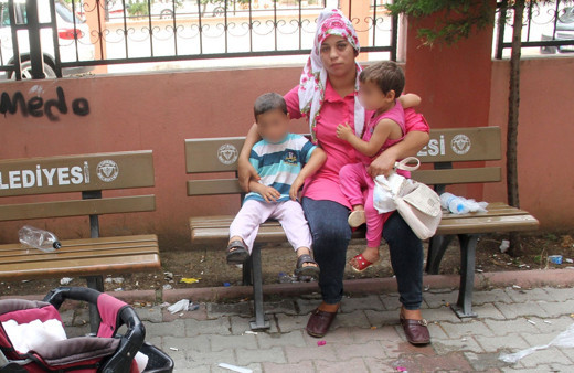 17 yaşındaki 2 çocuklu annenin halini görenler polisi aradı