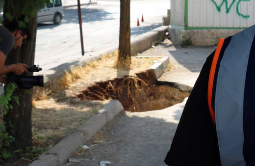 Gaziantep'te sokakta yürüyenler ne olduğunu anlamadı! Bir anda çöktü