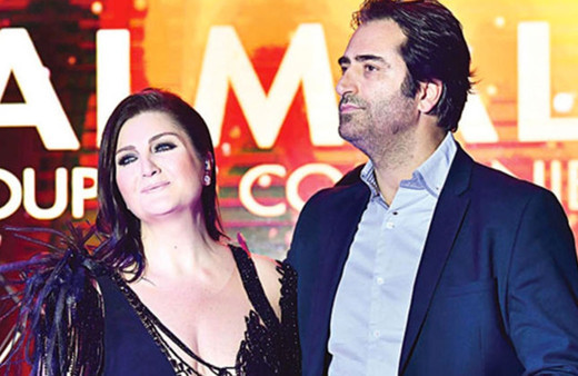 Mahsun Kırmızıgül'ün oğlu sarışın güzelle yakalandı! O da aynı babası gibi bakıyor