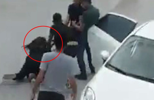 Otobüsün önünü kesip genç kadını saçlarından sürükleyerek kaçırdılar