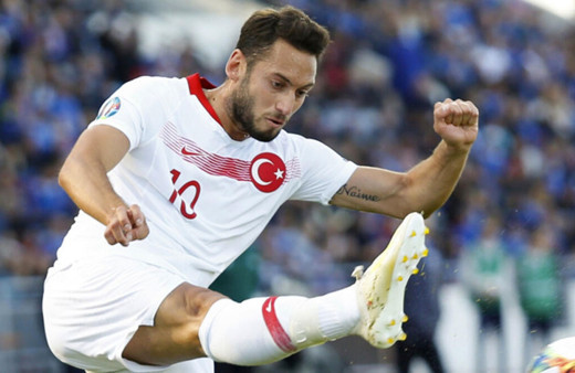 Hakan Çalhanoğlu'nun kalemi kırıldı