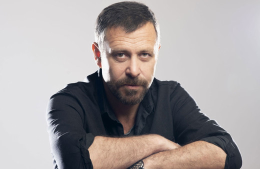 Nejat İşler alkolün dozunu kaçırdı, muhabirlere önce küfür sonra el hareketi...