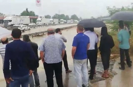 Sel paniği! E-5 Karayolu iki yönlü trafiğe kapandı