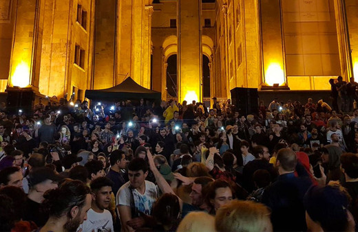 Komşuda binlerce kişi meclisi kuşattı! En az 70 yaralı var