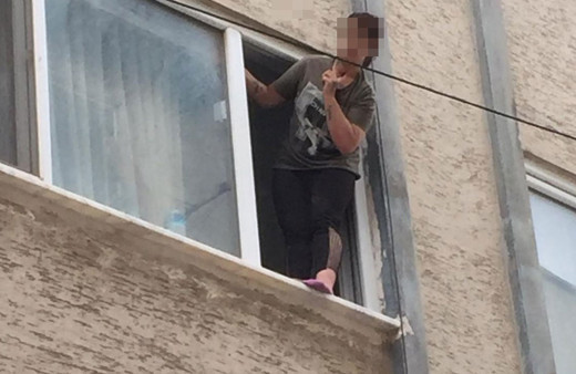 Çıktığı pencerede kendi boğazına bıçak dayadı