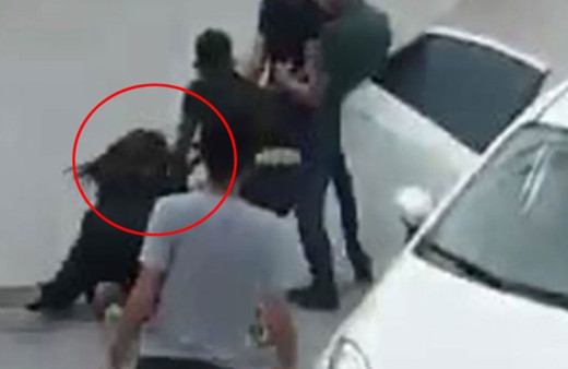 Otobüsün önünü kesip, genç kadını kaçırdılar