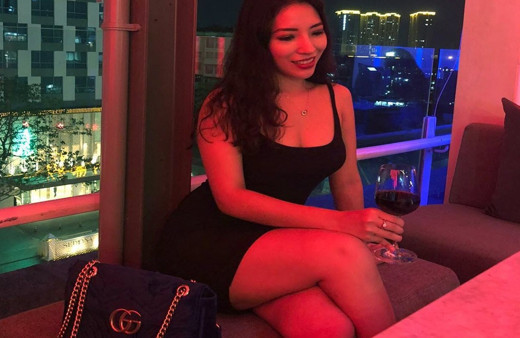 Cesur paylaşımları başını yaktı! Seksi doktorun görevine son verildi