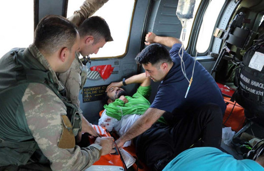 Ayı saldırısına uğrayan yaralı dağcı helikopterle böyle kurtarıldı