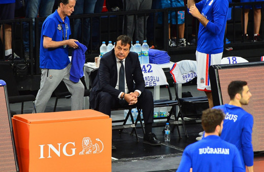 Anadolu Efes Fenerbahçe Beko maçında Ergin Ataman'ın olay görüntüsü