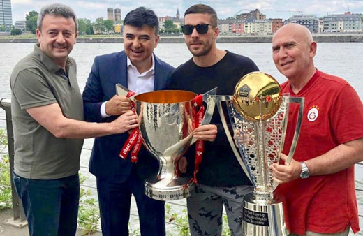 Podolski, Galatasaray'ın şampiyonluk kupalarıyla poz verdi