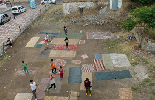 Yozgat'ta eski halılardan kendilerine futbol sahası yapan çocukların masumluğu