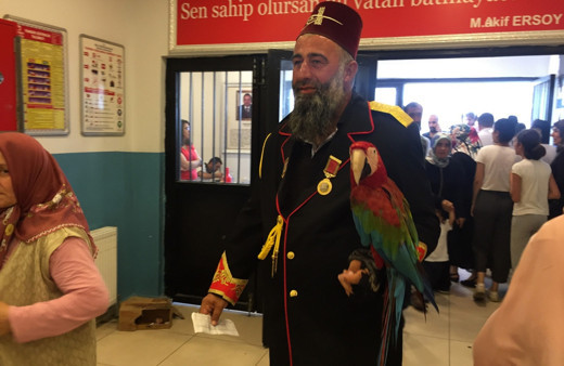 Papağanıyla oy kullandı herkesin ilgi odağı oldu