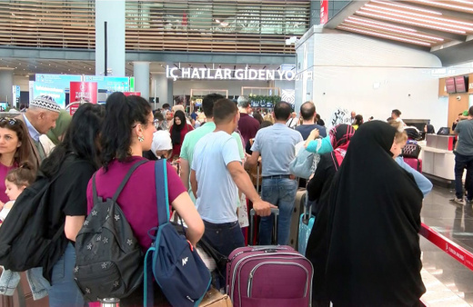 Oylarını kullandılar tatile gitmek için havalimanına akın ettiler